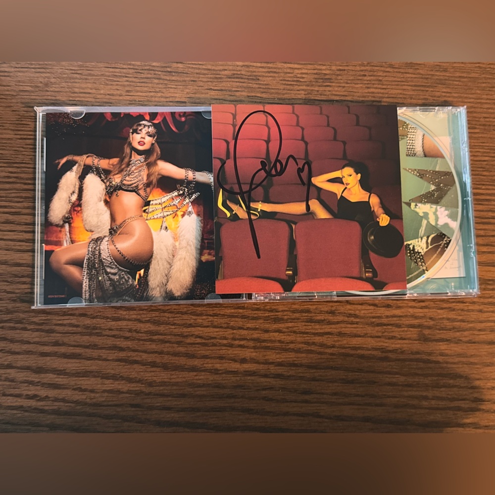 SIGNED - The Life of a Showgirl Taylor Swift CD with Photo 4 - Picture 4 of 5